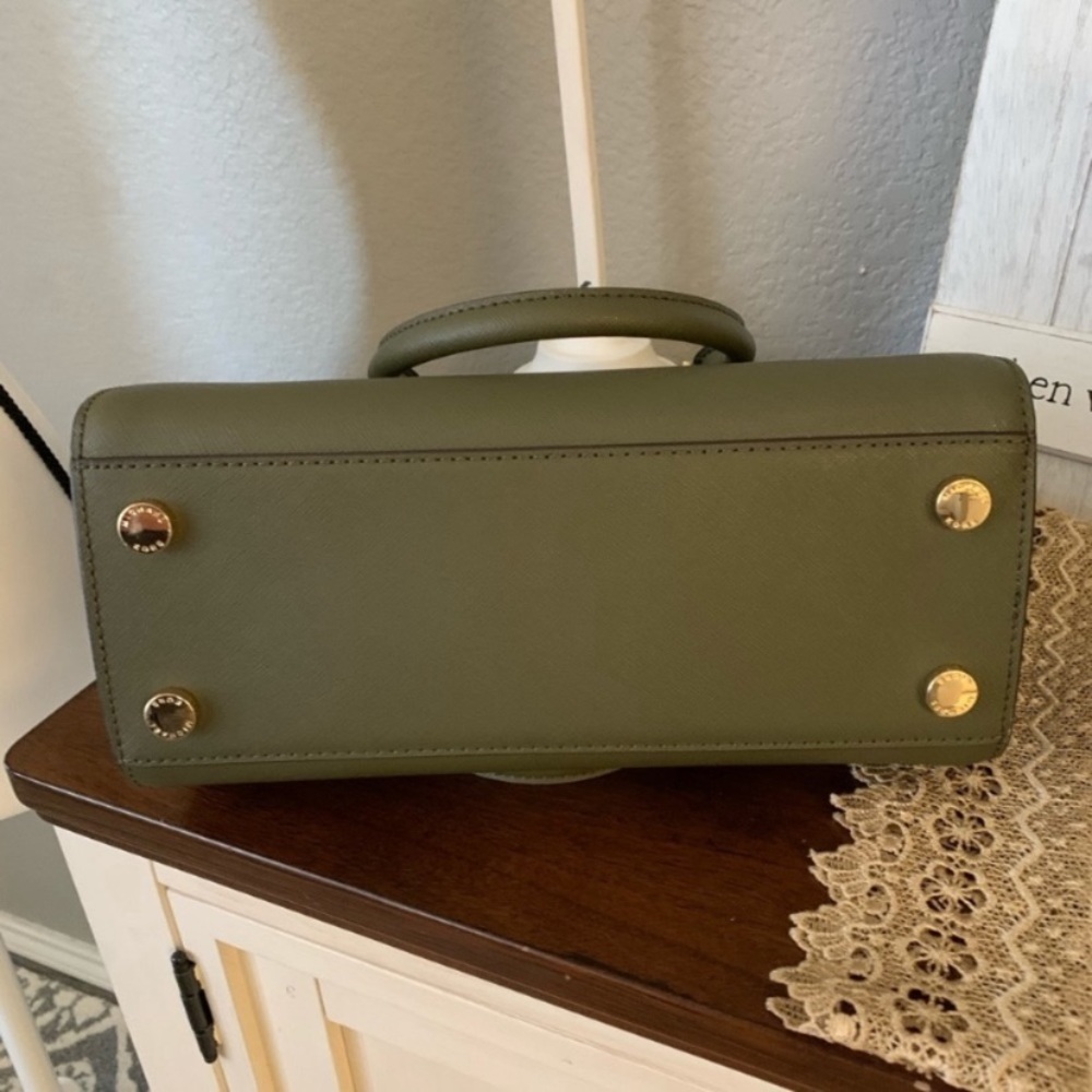 New 🍭MK medium selma olive - Picture 3 of 6